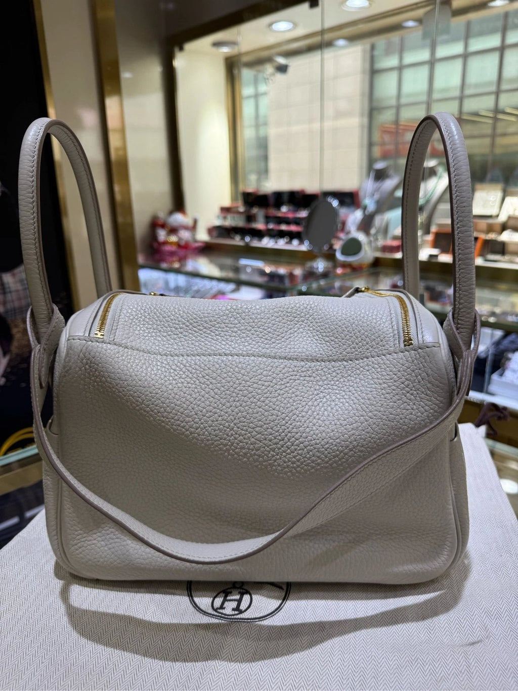 Pre-owned Hermes Calfskin Lindy 26 Top Handle Bag For Women