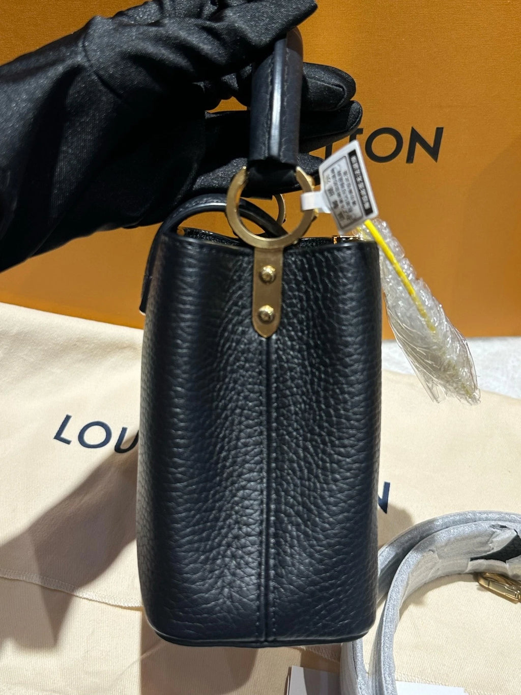 Louis Vuitton Capucines Black Shoulder Bag Excellent