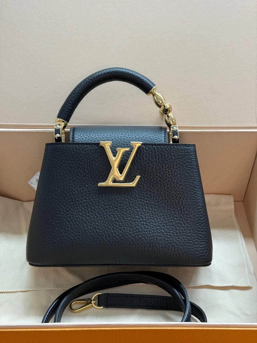 Louis Vuitton Capucines Black Shoulder Bag Excellent