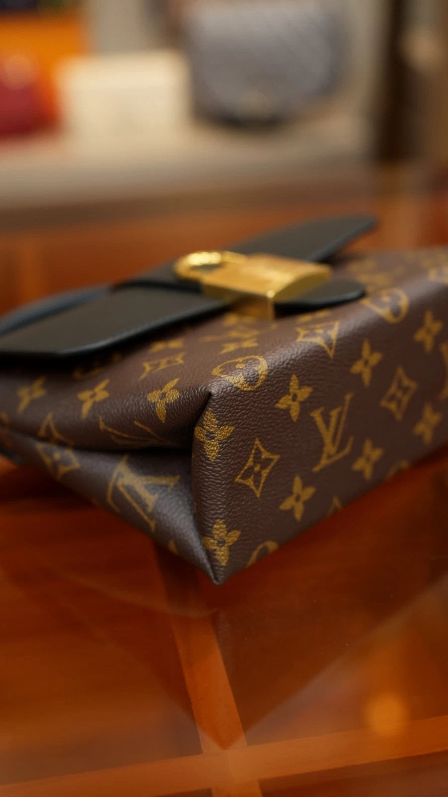 Louis Vuitton Monogram Locky BB Crossbody Handbag Chip Version Excellent