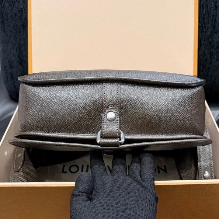 Louis Vuitton Calfskin Messenger Bag Shoulder Bag Crossbody Unisex Adults D