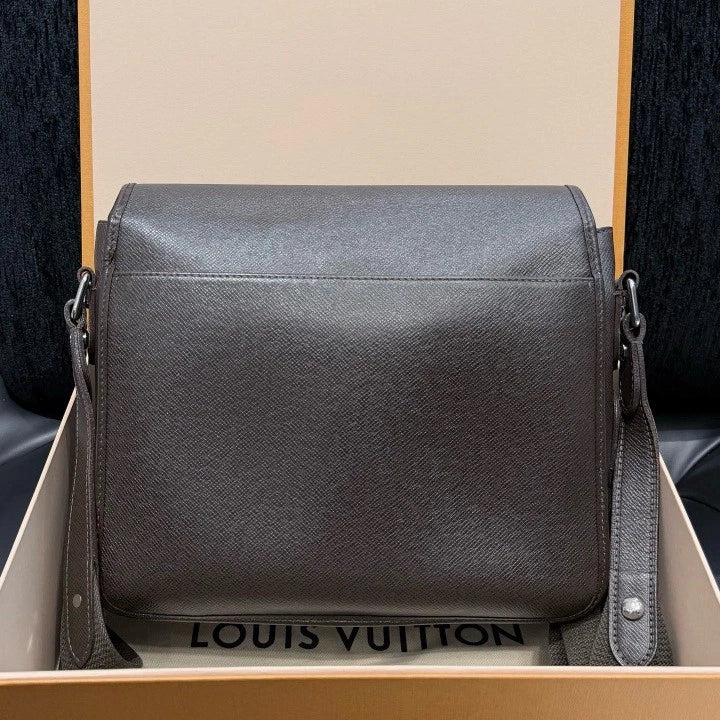 Louis Vuitton Calfskin Messenger Bag Shoulder Bag Crossbody Unisex Adults D