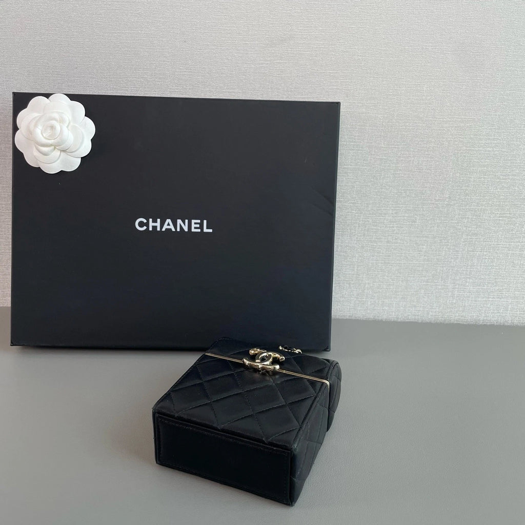 Chanel Diamond Chain Shoulder Crossbody Bag Black Gold Hardware Women