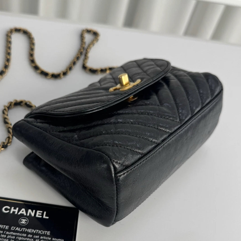 Chanel Calfskin Chevron Chain Shoulder Crossbody Black Gold Used Women Classic