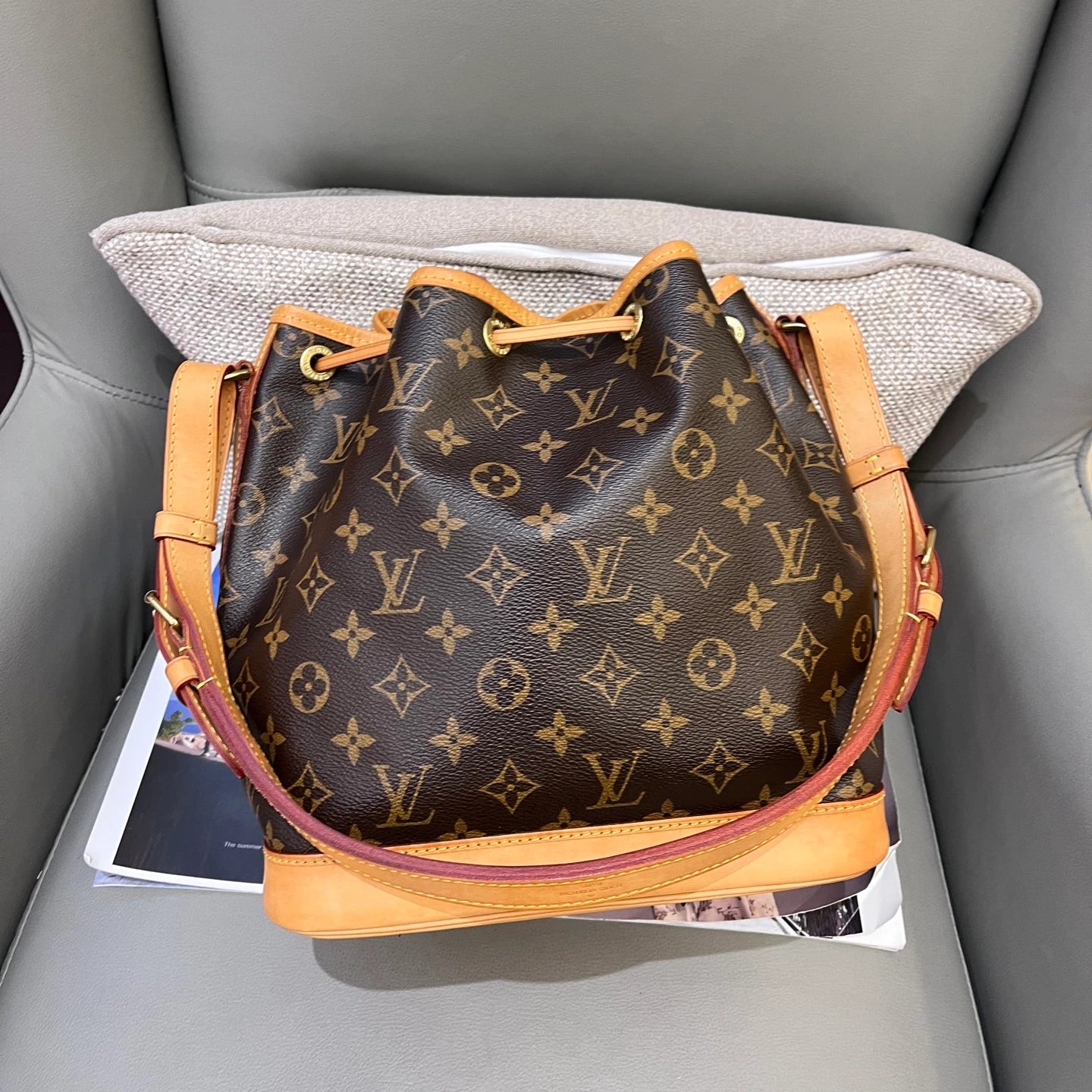 Louis Vuitton Noe MM Bucket Shoulder Crossbody Brown Gold Women Classic