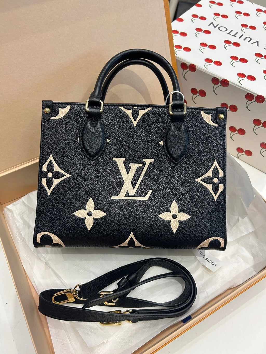 Louis Vuitton OnTheGo Black White Handbag Tote Bag Excellent