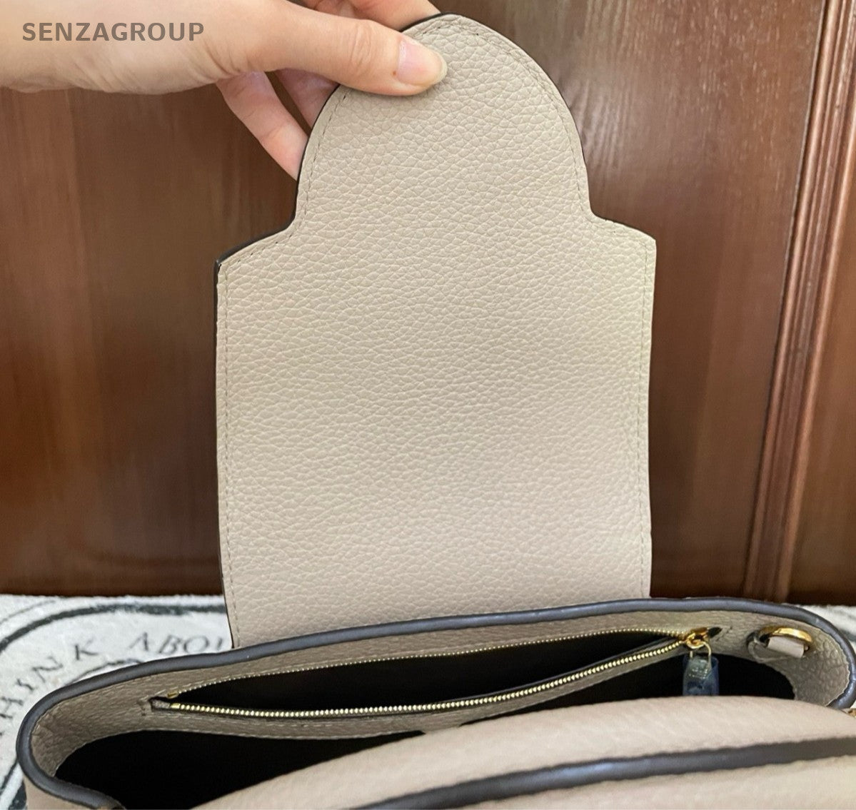 Louis Vuitton Capucines MM Top Handle Bag Crossbody Apricot Gold Women Classic