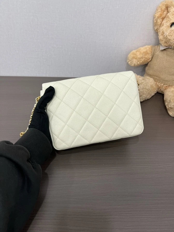 CHANEL 22P White Flap Shoulder Bag For Women