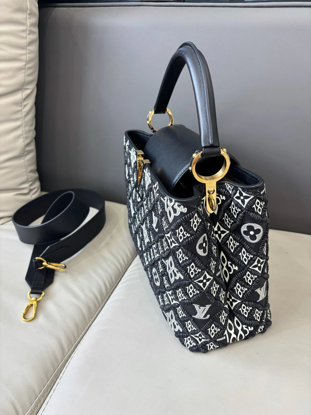 Louis Vuitton Capucines Black Gold Crossbody Handbag Excellent
