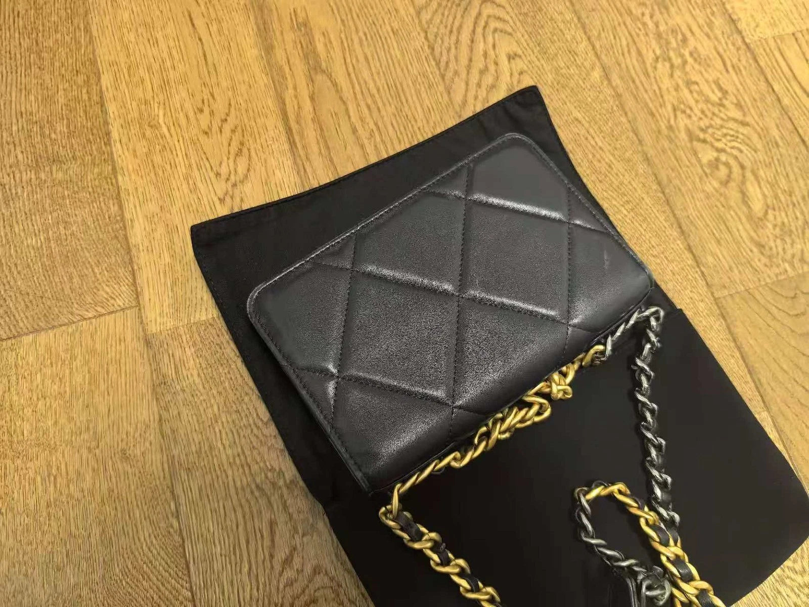 CHANEL Black Lambskin 19bag WOC Chain Crossbody Bag For Women