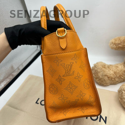 Louis Vuitton Orange Handbag with Gold Buckle - Classic & Stylish Women's Bag