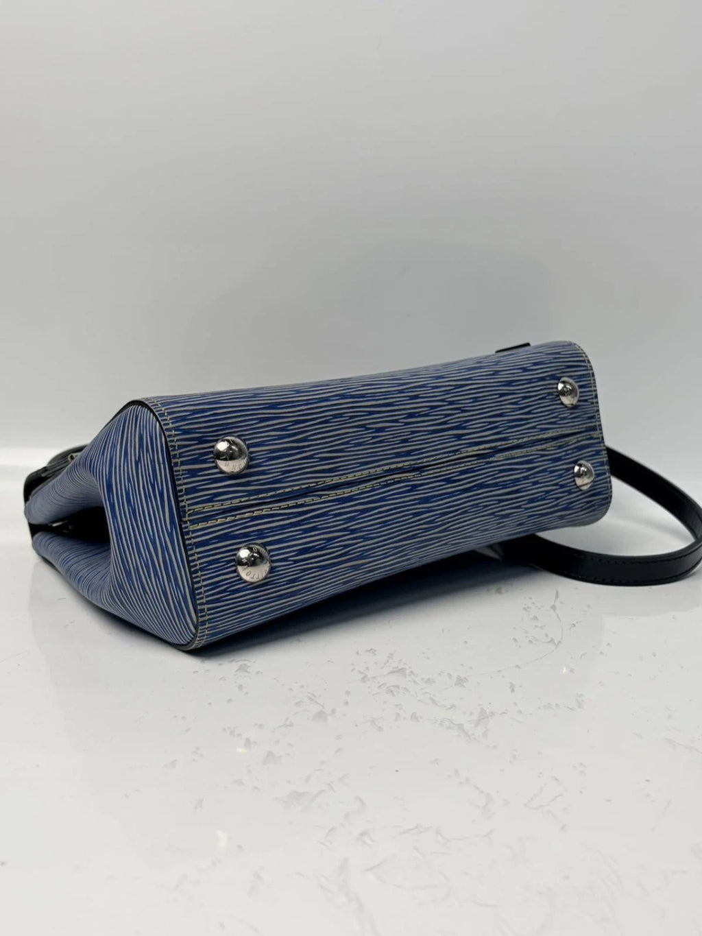 sj0001 xp02180 Louis Vuitton Cluny BB EPI Leather