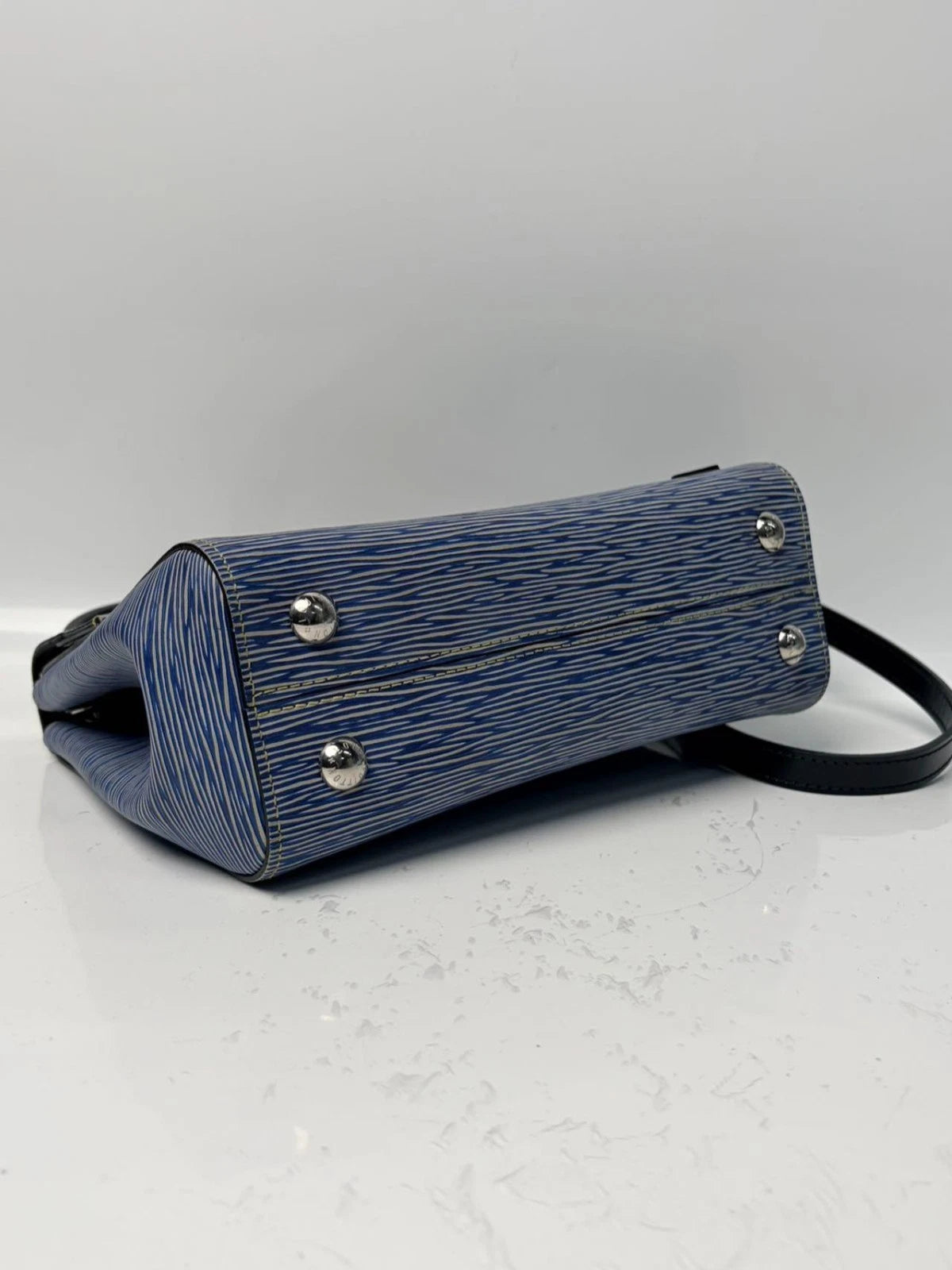 sj0001 xp02180 Louis Vuitton Cluny BB EPI Leather