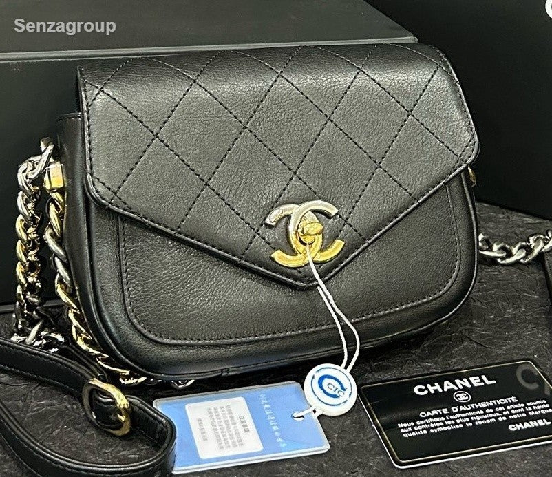 Chanel Diamond Calfskin Messenger Chain Shoulder Bag Crossbody Black Gold Women