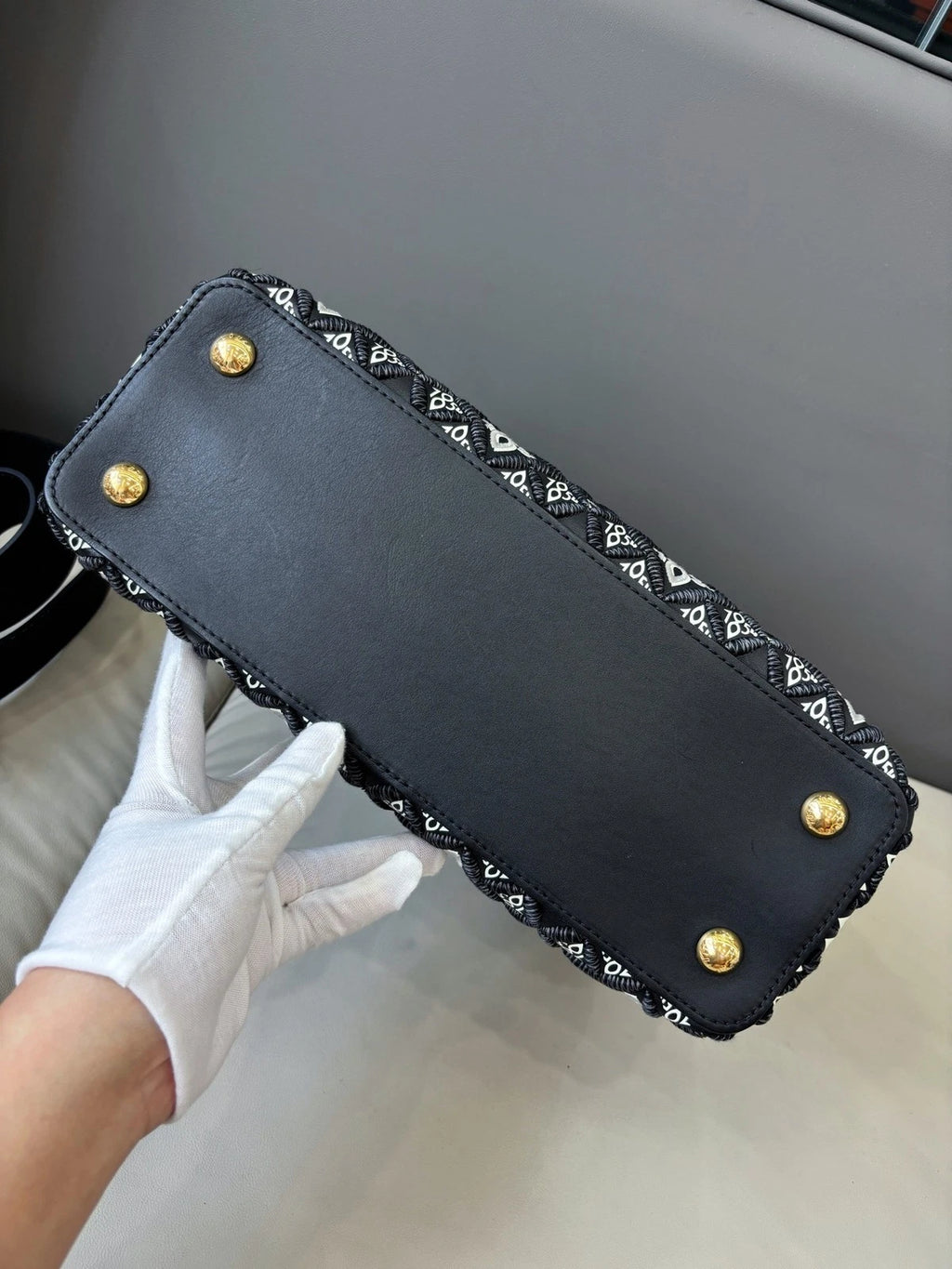 Louis Vuitton Capucines Black Gold Crossbody Handbag Excellent