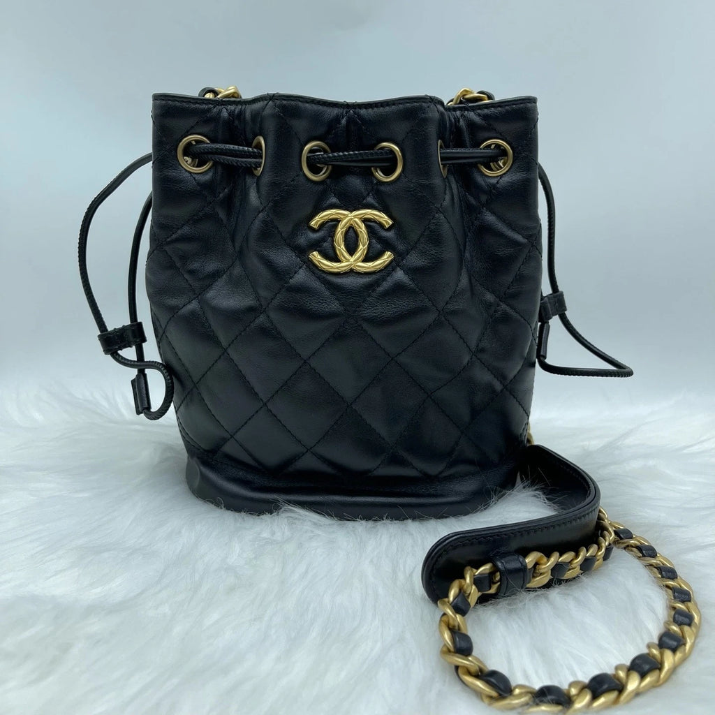 Pre-owned CHANEL Black Leather Quilted Bucket Shoulder Crossbody Bag For Women