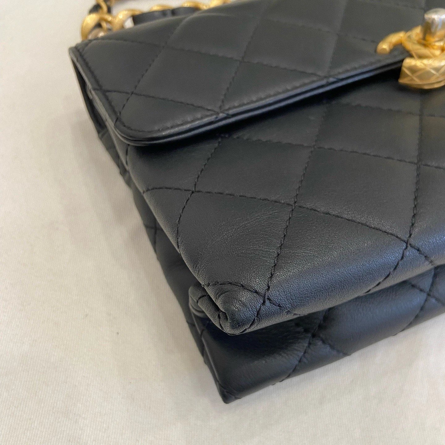 Chanel Diamond Chain Shoulder Crossbody Black Gold Used Women Classic Fashion