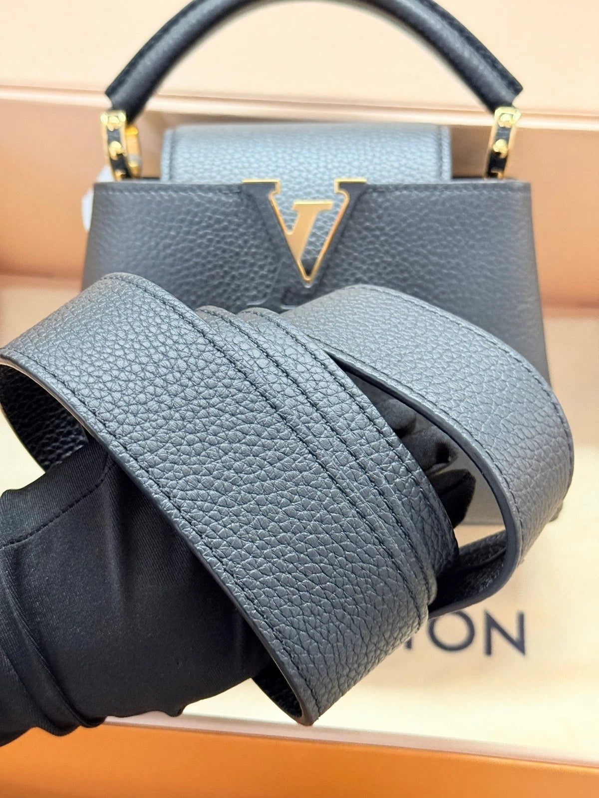 Louis Vuitton Capucines Black Gold Crossbody Handbag Excellent