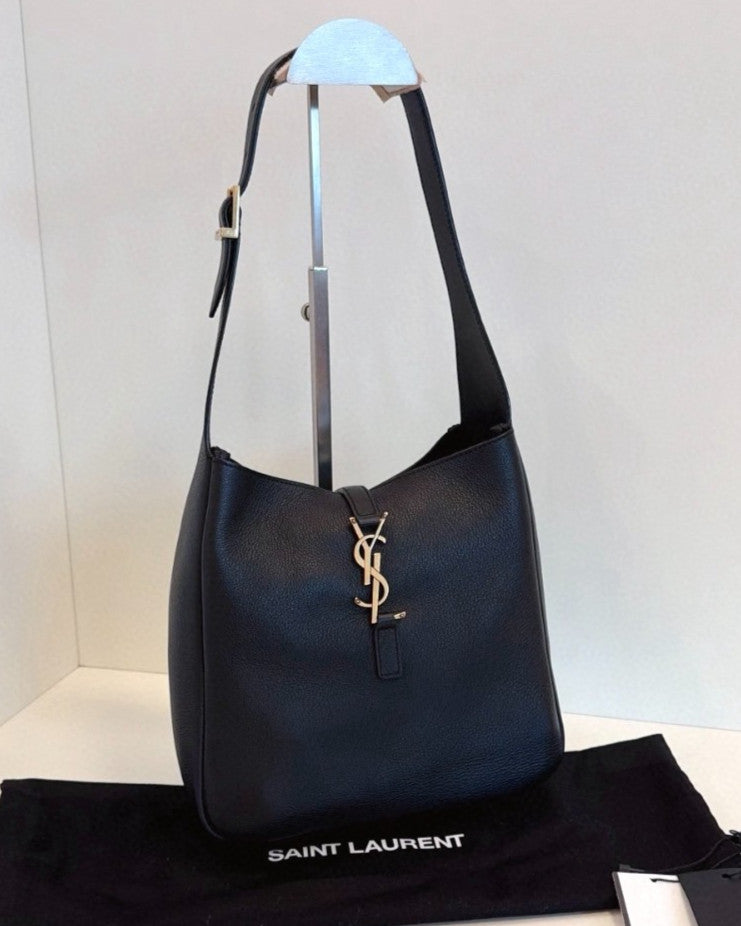 Bolsa de ombro feminina YSL Saint Laurent Le5a7 Hobo Bucket PM toda de couro ouro preto-