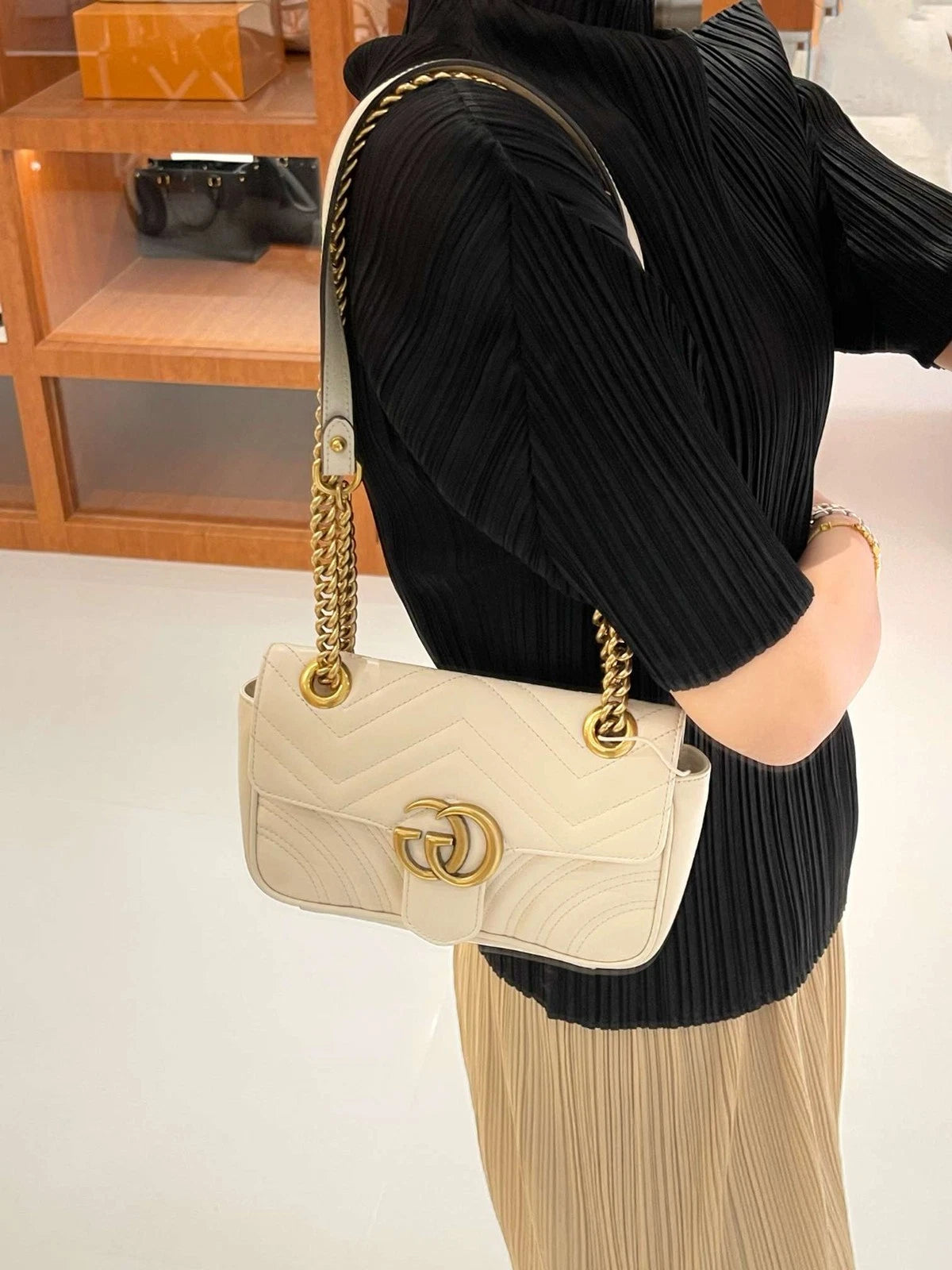 GUCCI GG Marmont 22 White Gold Leather Shoulder Crossbody Bag For Women