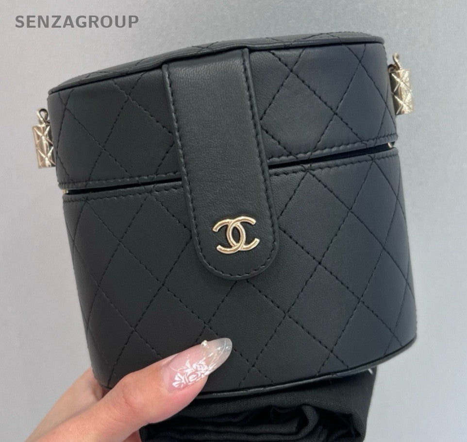 Chanel Diamond Chain Crossbody Black Gold Used Women Classic Fashion