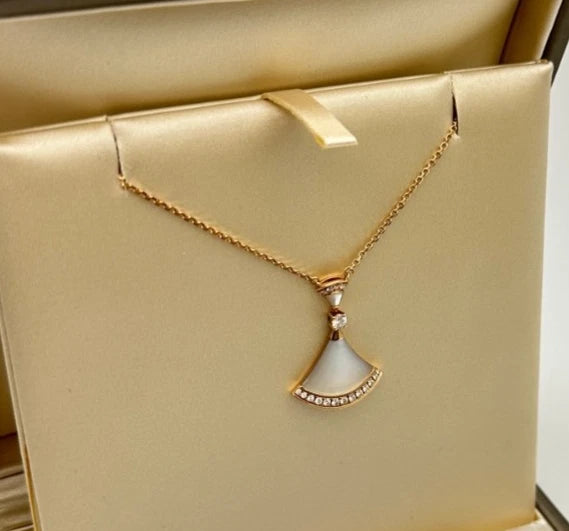 Bvlgari Divas' Dream Pendant Necklace 18K Rose Gold Diamonds Mother of Pearl
