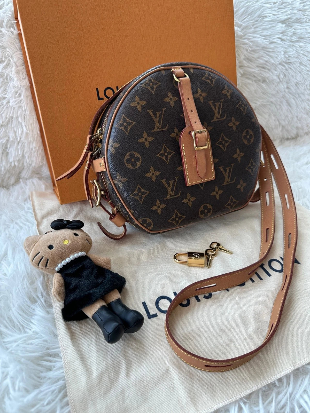 Louis Vuitton Boite Chapeau Monogram Canvas Medium Round Crossbody Bag