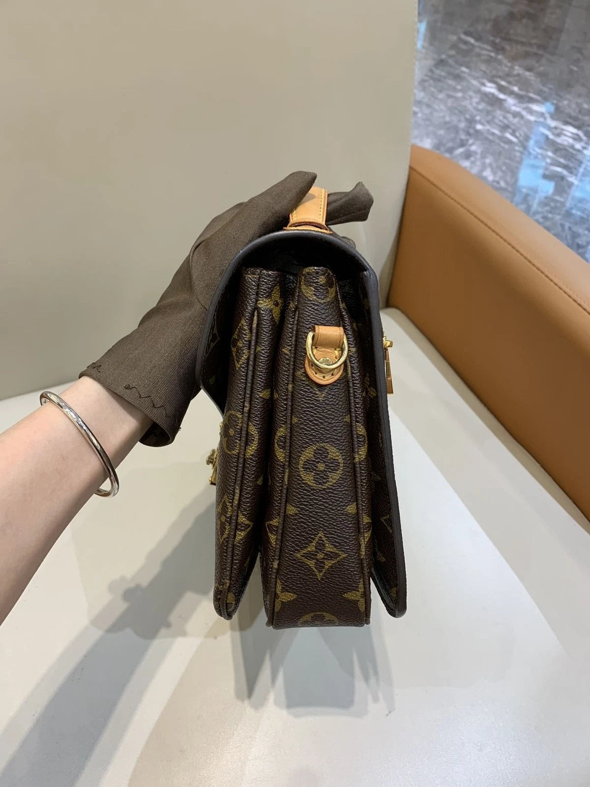Louis Vuitton Pochette Metis Monogram Canvas Messenger Shoulder Bag