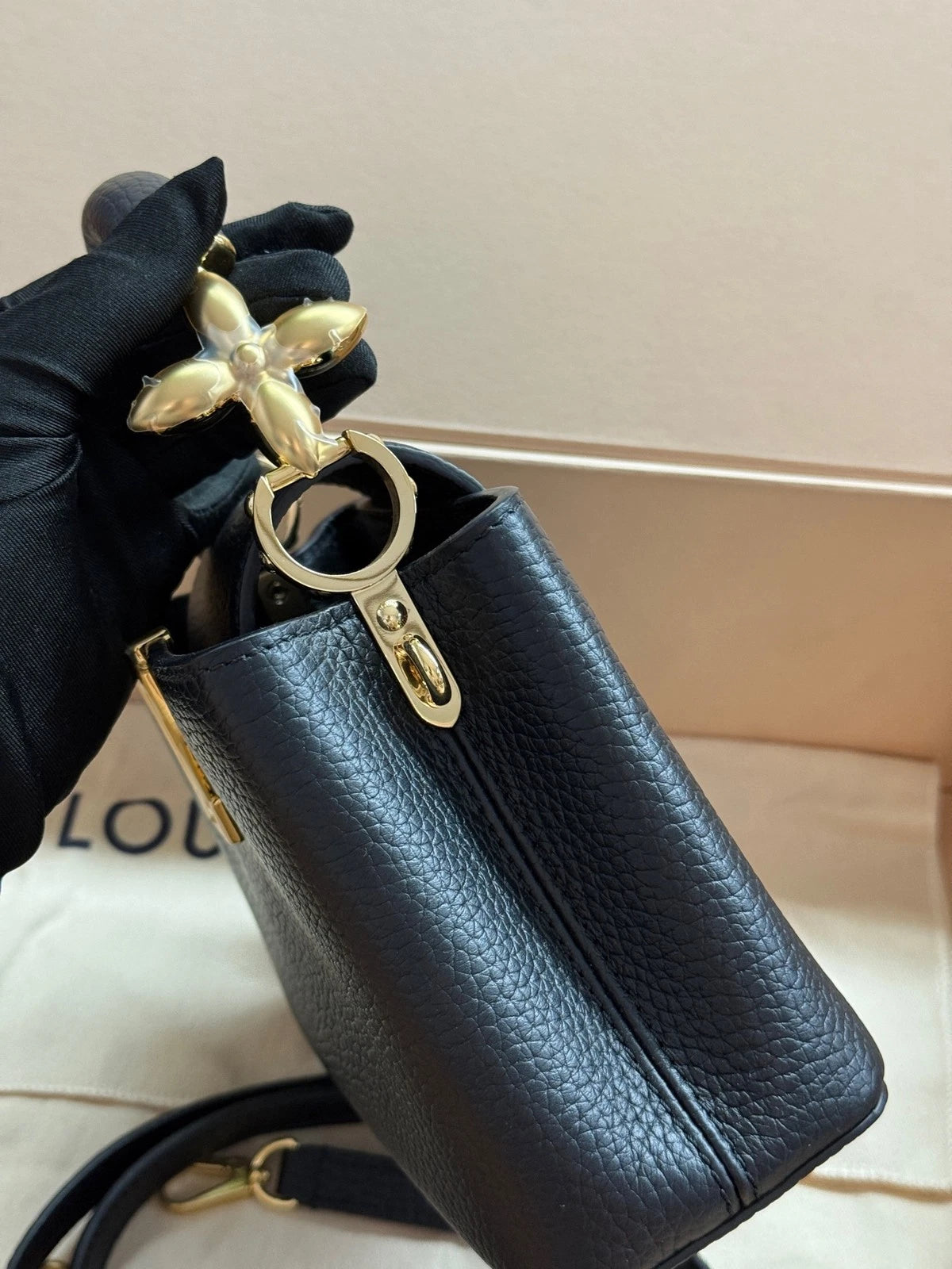Louis Vuitton Capucines Black Shoulder Bag Excellent