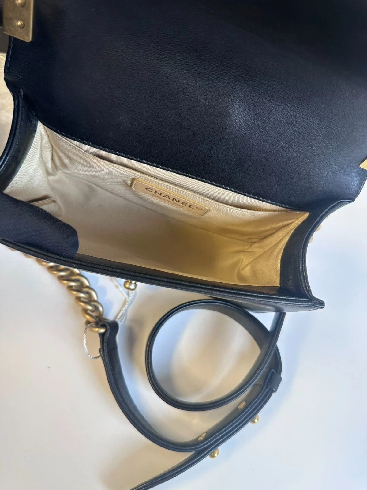 SJ0001 Chanel Boy Chanel Handbag (Le Boy) in Black Lambskin
