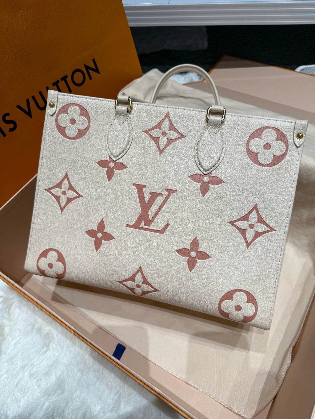 Louis Vuitton OnTheGo Tote Bag Excellent