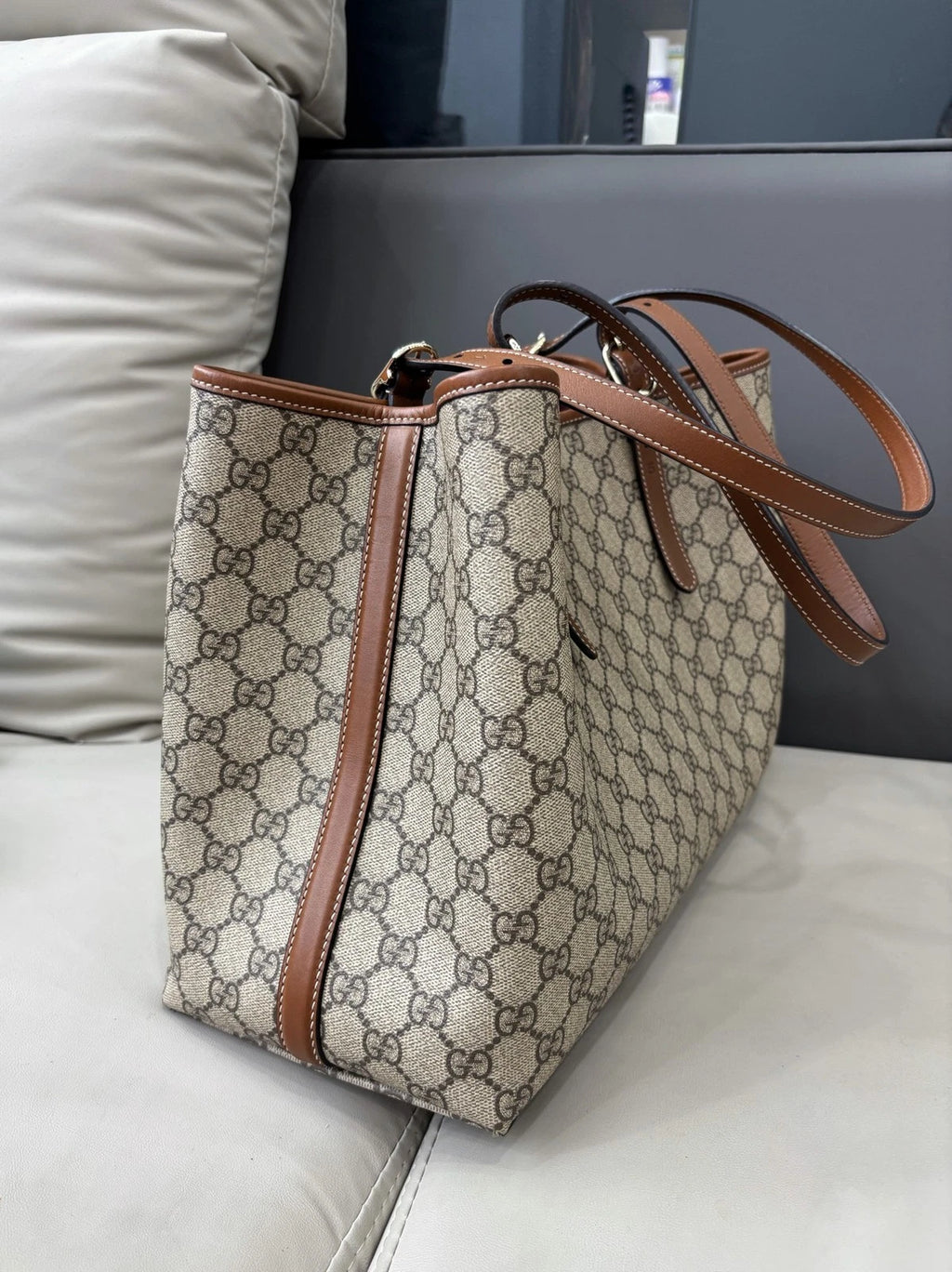 Excellent Condition Gucci Emblem GM Monogram Canvas Tote Beige Shoulder Bag