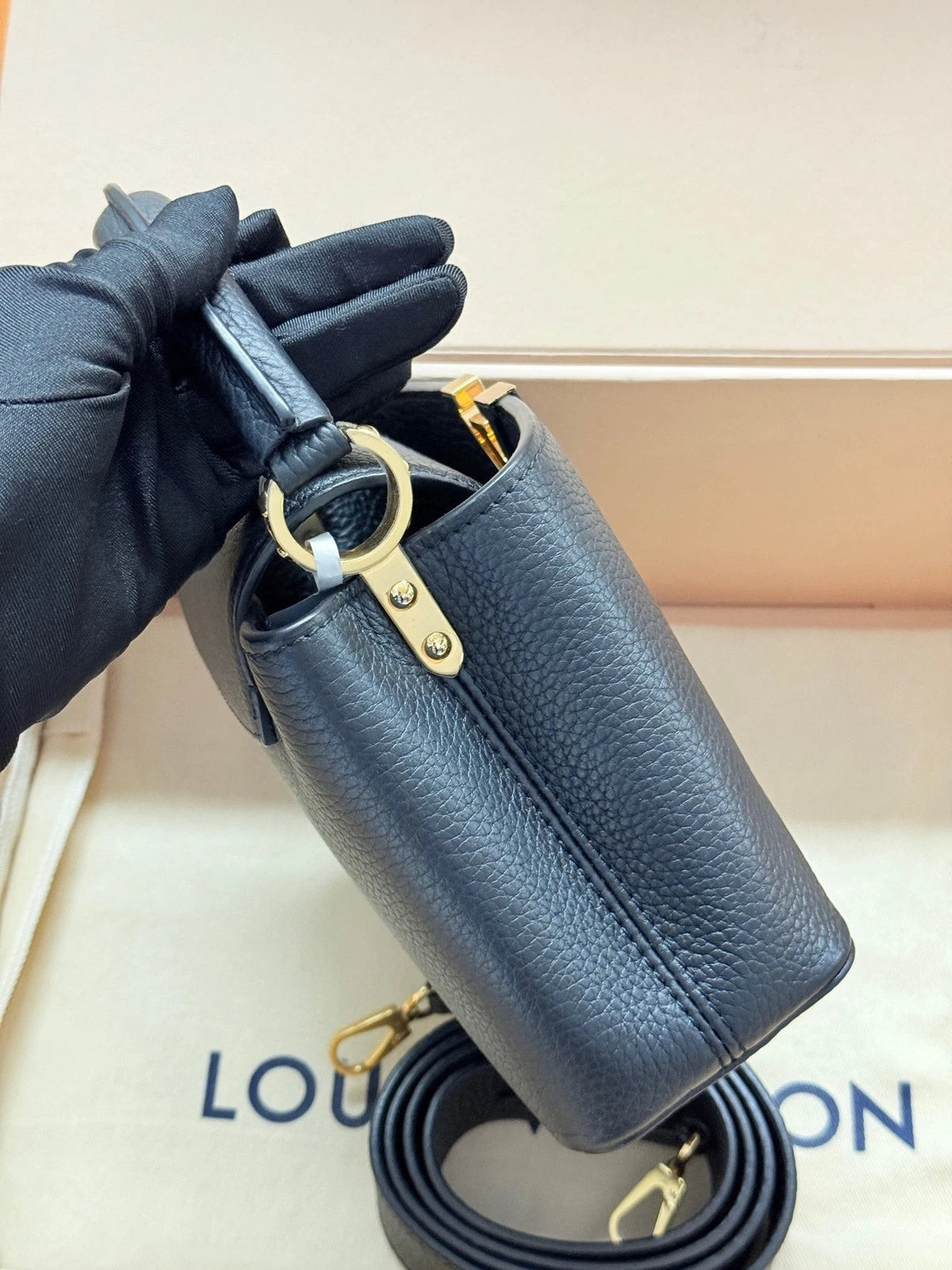 Louis Vuitton Capucines Black Gold Crossbody Handbag Excellent