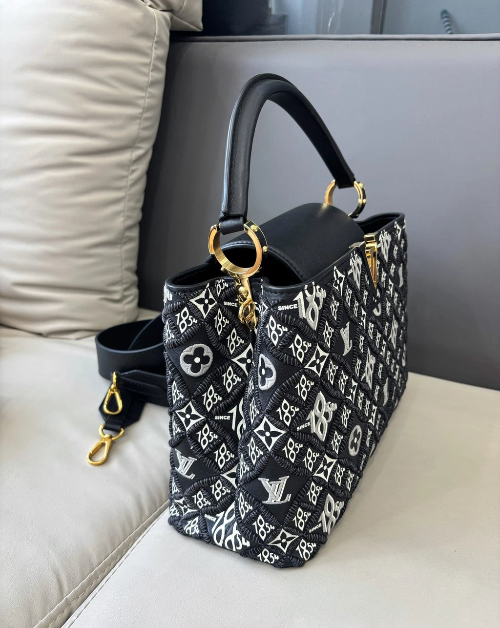 Louis Vuitton Capucines Black Gold Crossbody Handbag Excellent