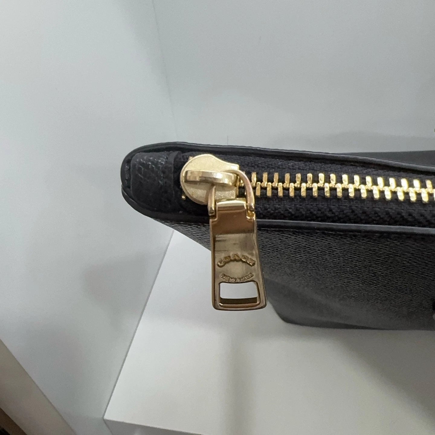 Coach Solid Leather Zip Top Tote Shoulder Handbag For Women
