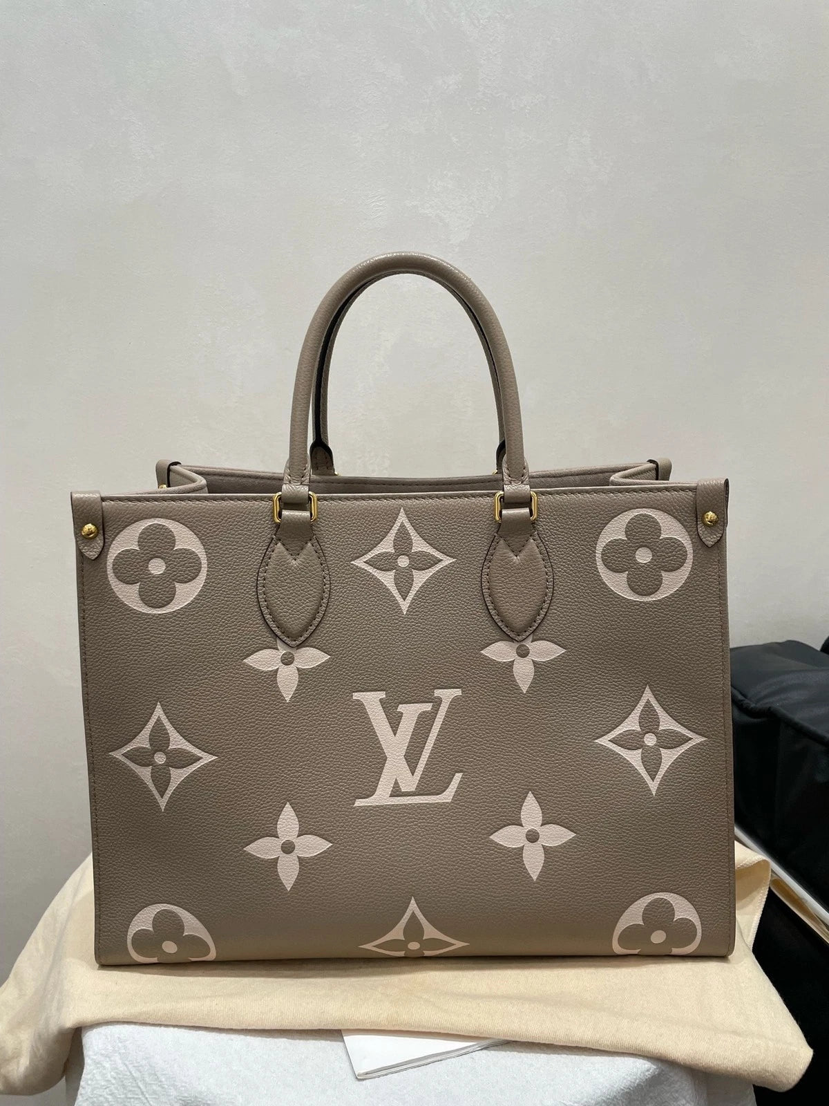 Louis Vuitton OnTheGo Medium Gray Tote Bag For Women
