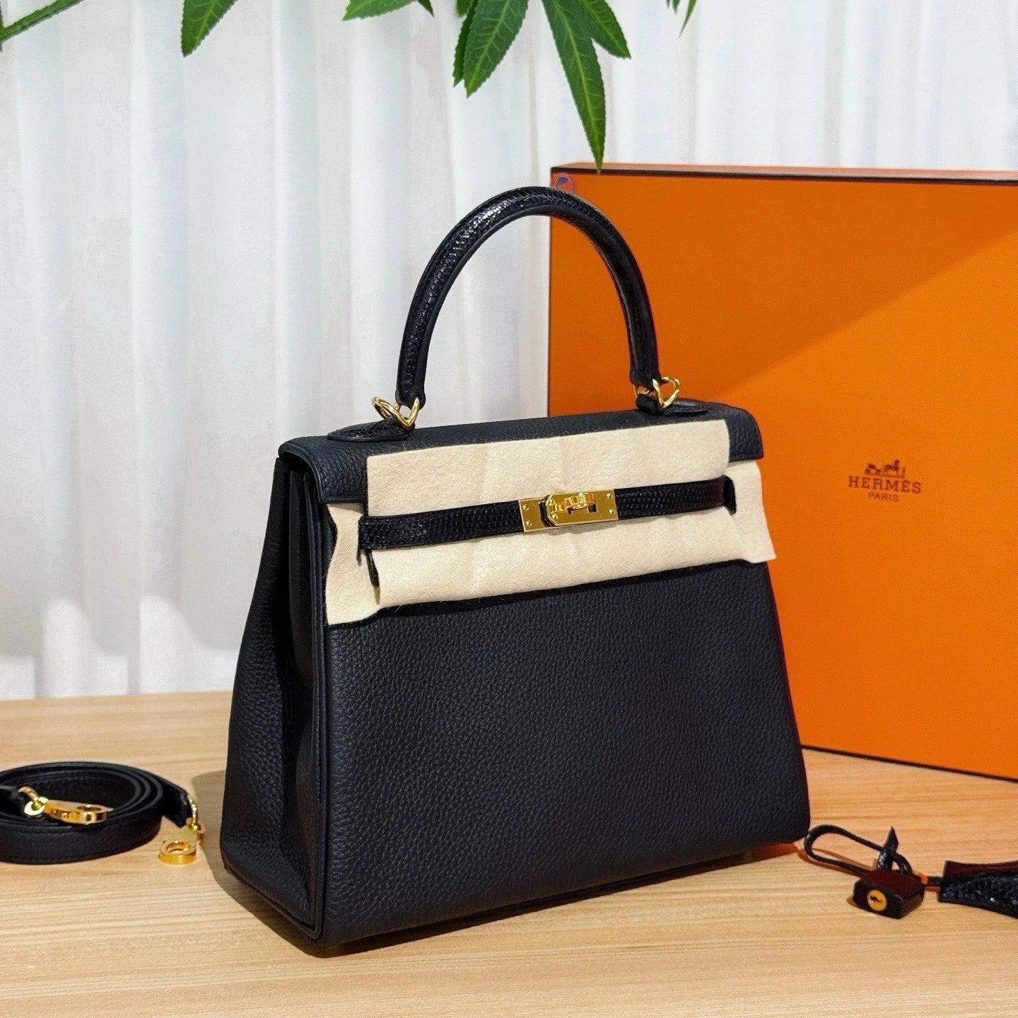 Hermes Kelly25 Black Gold Togo Leather Top Handle Bag Excellent