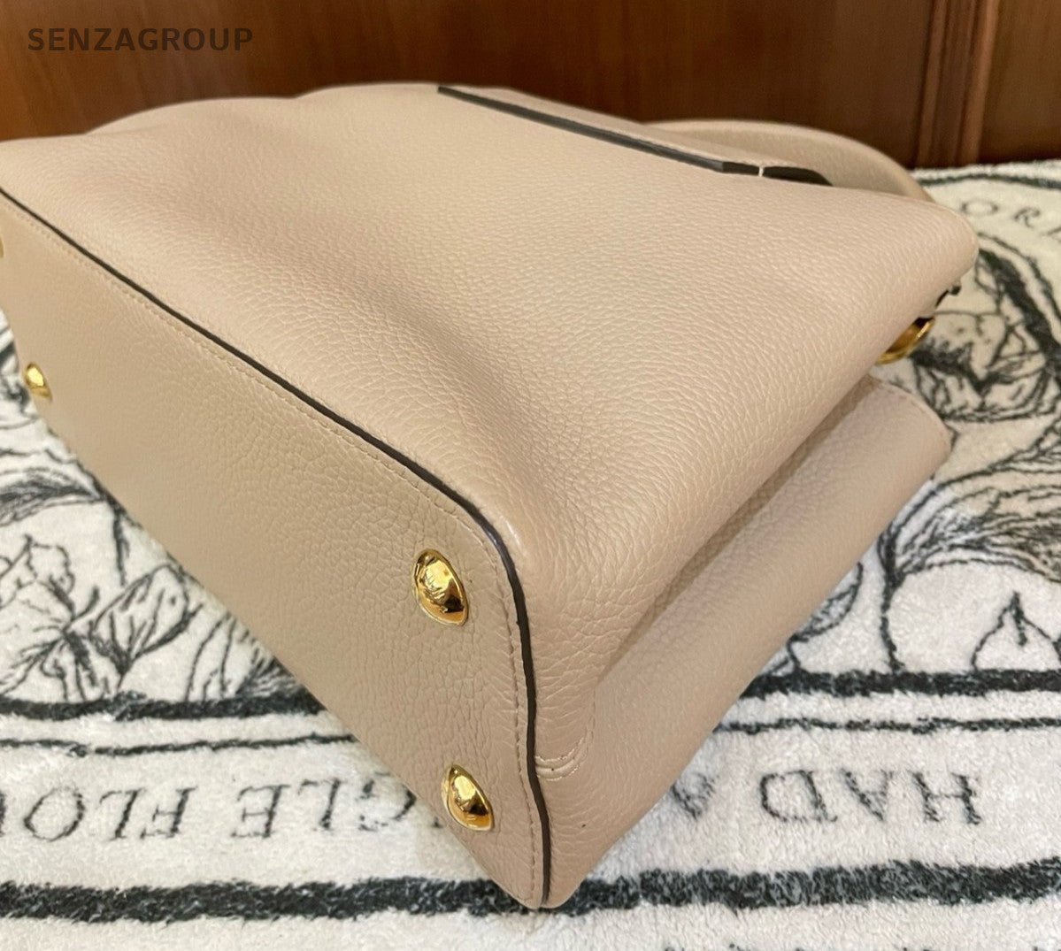 Louis Vuitton Capucines MM Top Handle Bag Crossbody Apricot Gold Women Classic