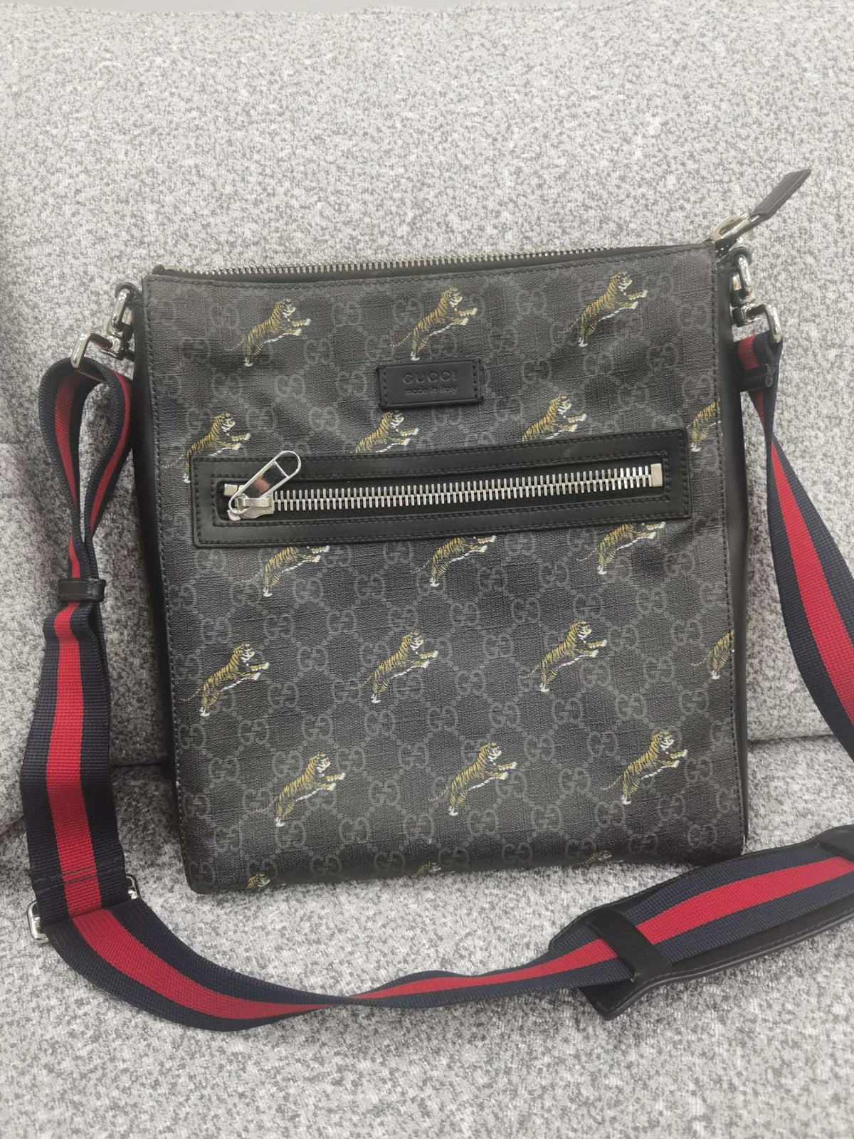 GUCCI Classic Black Grey Tigger Canvas Crossbody Shoulder Bag For Women