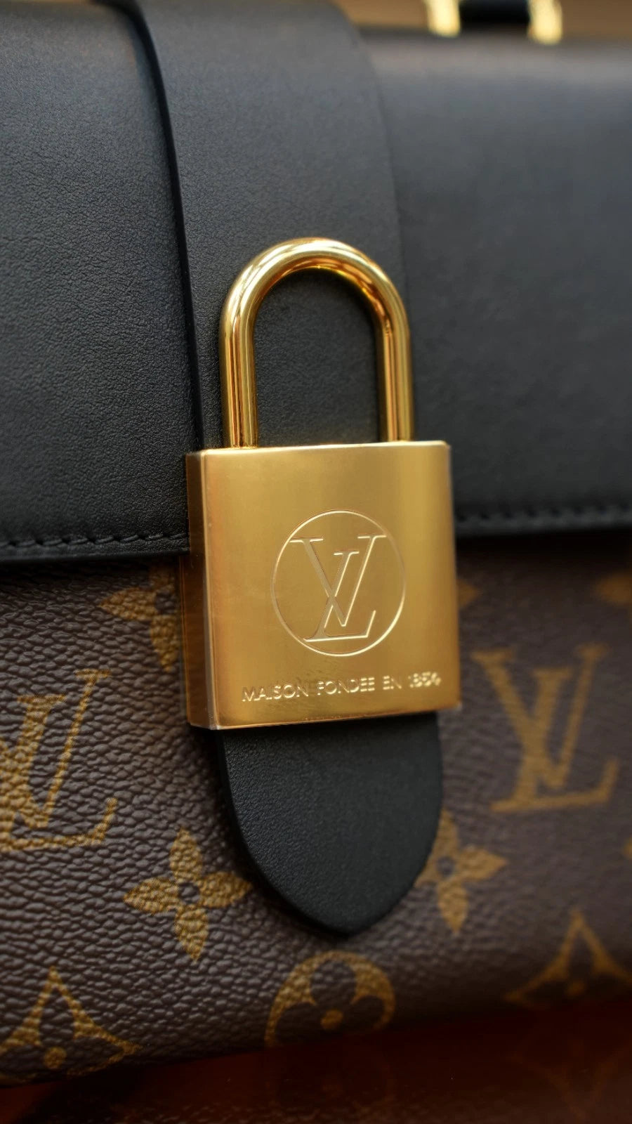 Louis Vuitton Monogram Locky BB Crossbody Handbag Chip Version Excellent