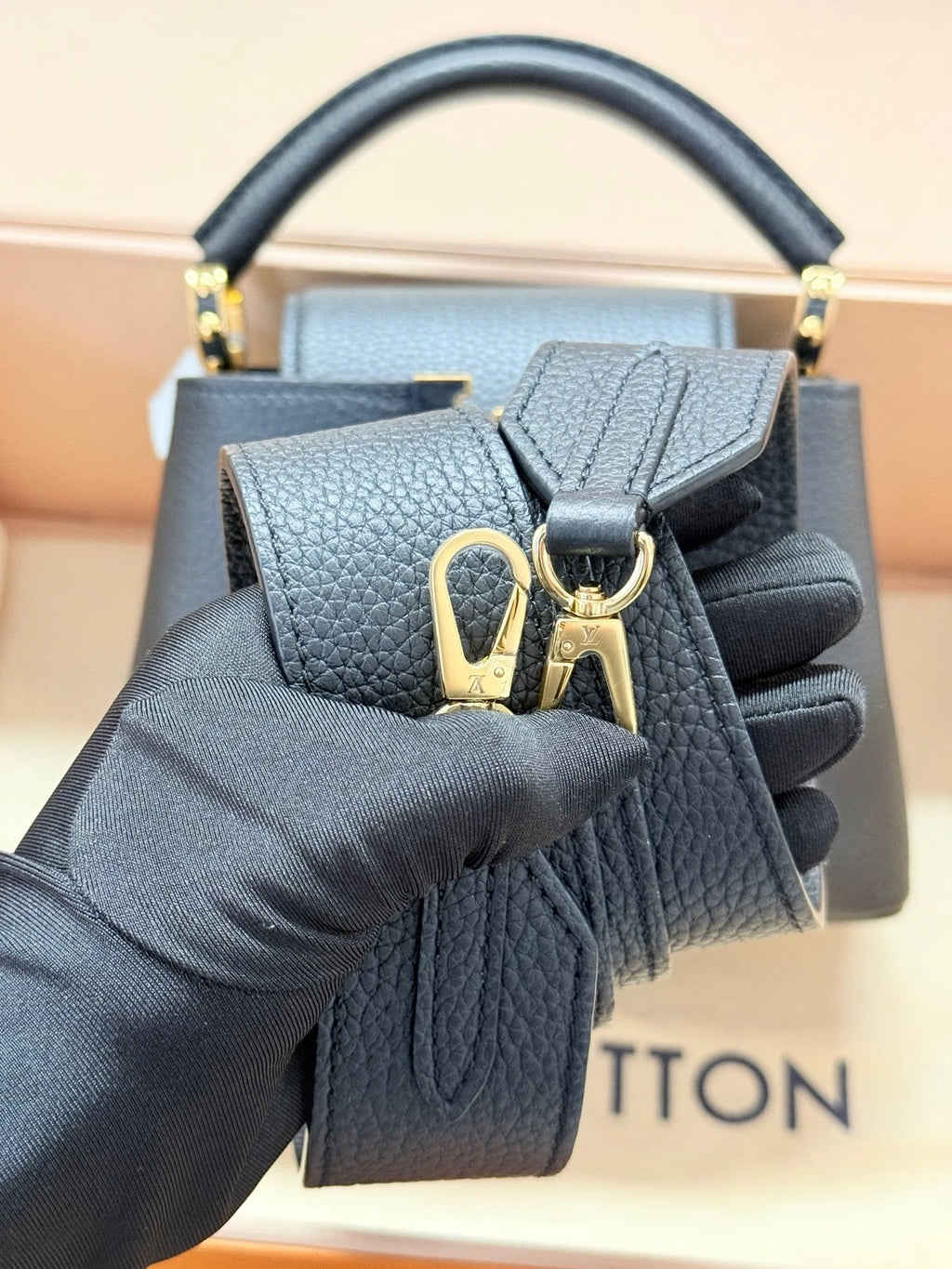 Louis Vuitton Capucines Black Gold Crossbody Handbag Excellent