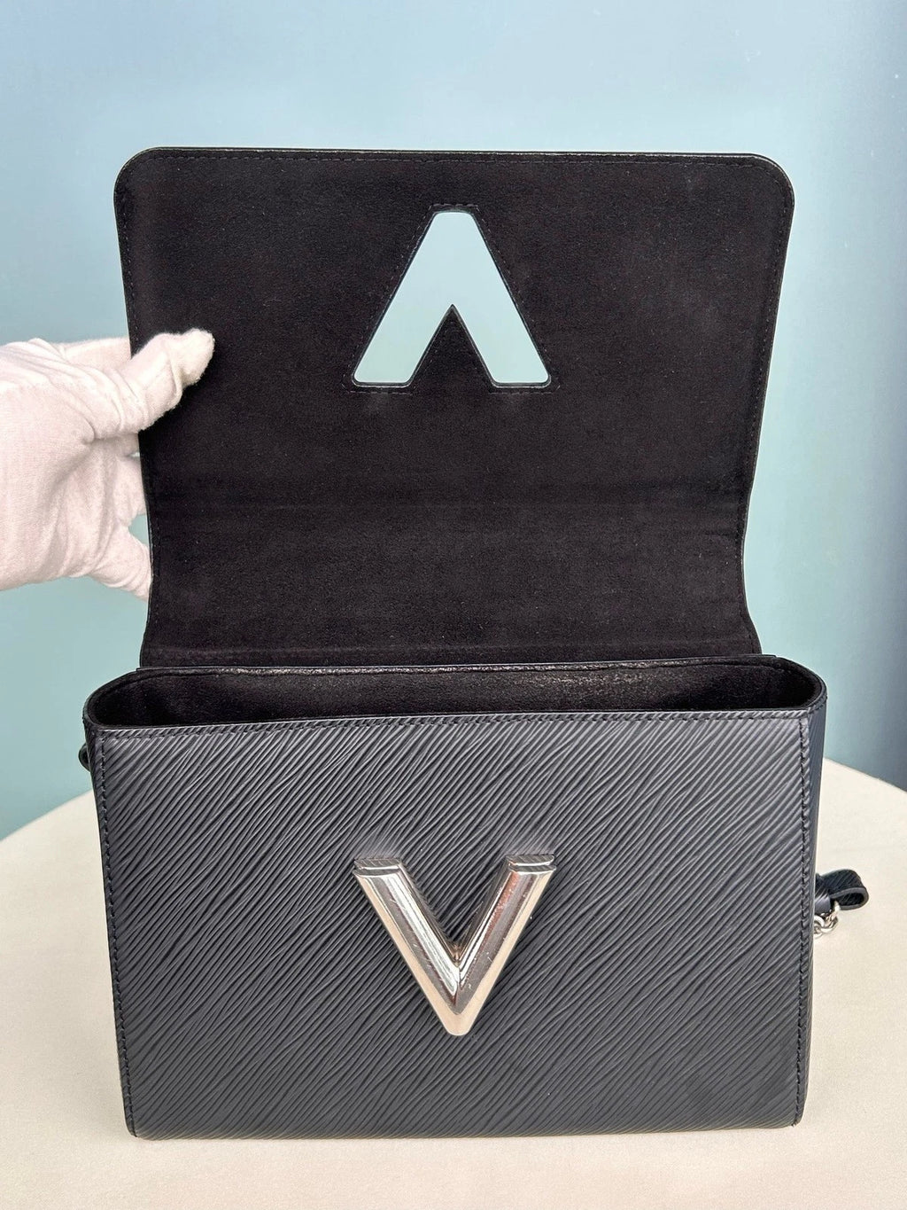 Louis Vuitton Twist MM Epi Leather Chain Shoulder Bag Crossbody Black Women