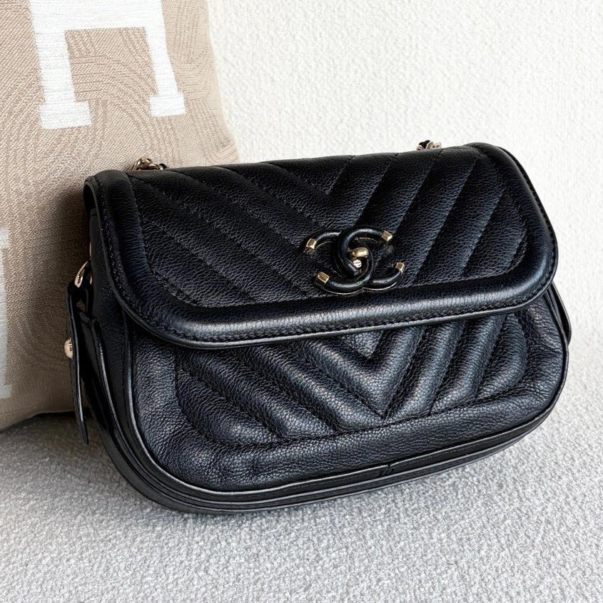 Chanel Chevron Chain Shoulder Bag Crossbody Black Gold Used Women Classic