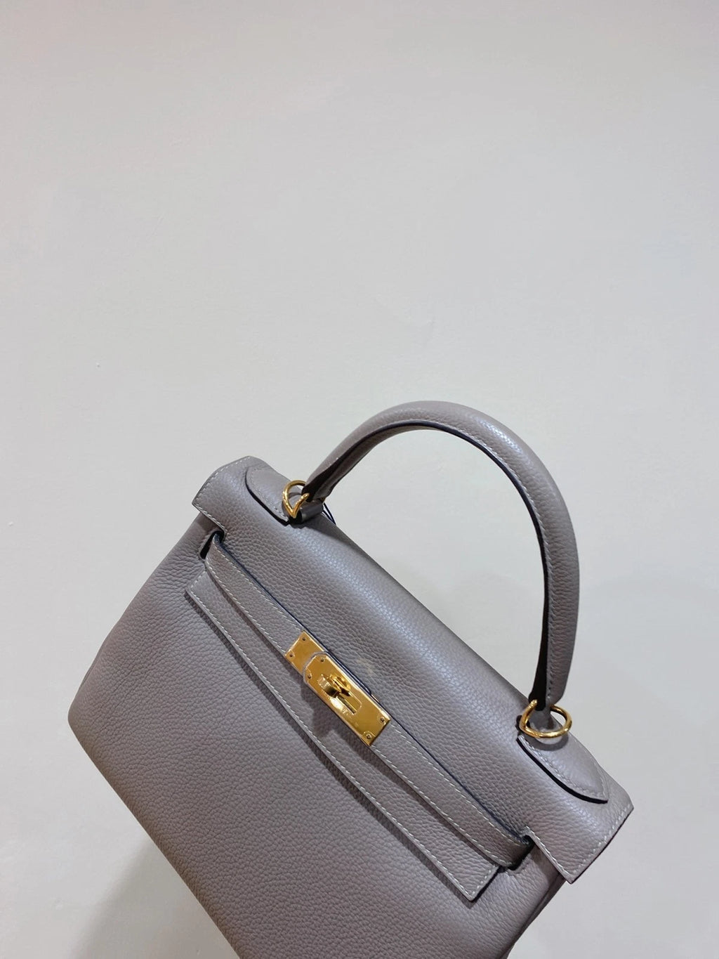 Hermes Kelly 28 Gris Perle Togo Leather Gold Hardware Top Handle Bag