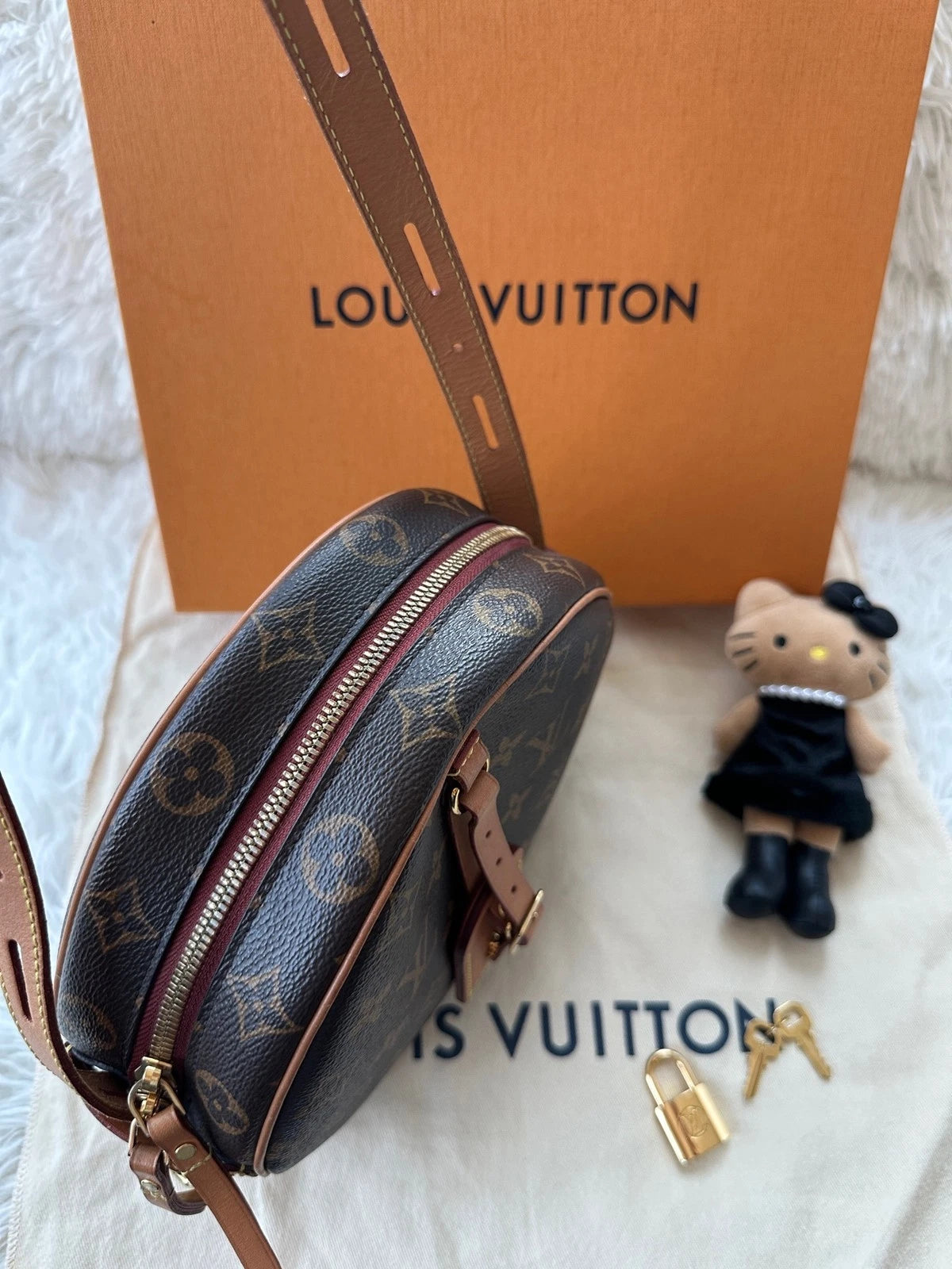 Louis Vuitton Boite Chapeau Monogram Canvas Medium Round Crossbody Bag