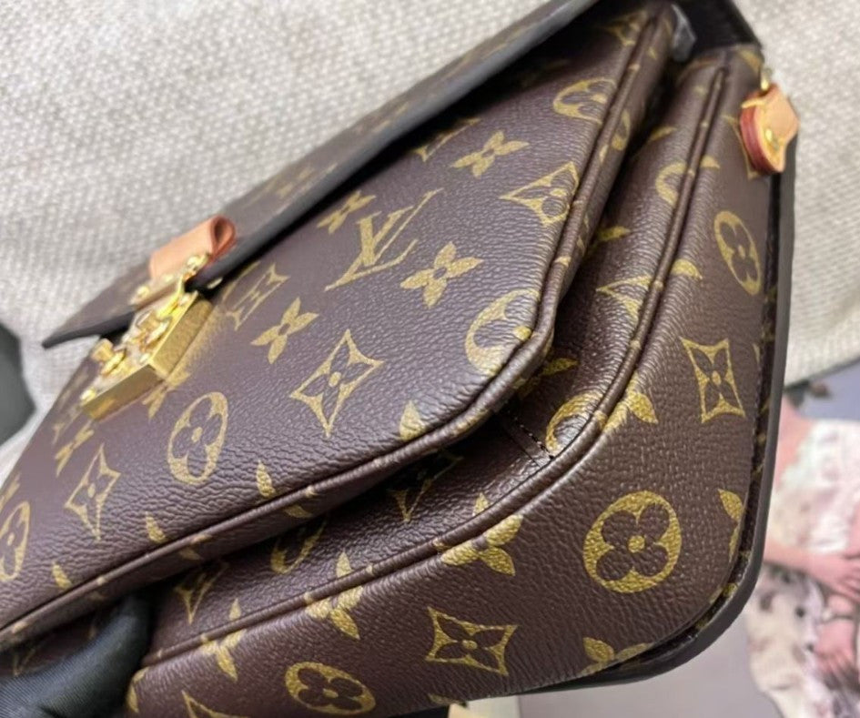 Louis Vuitton Pochette Metis Monogram Shoulder Bag Crossbody Brown Gold Women