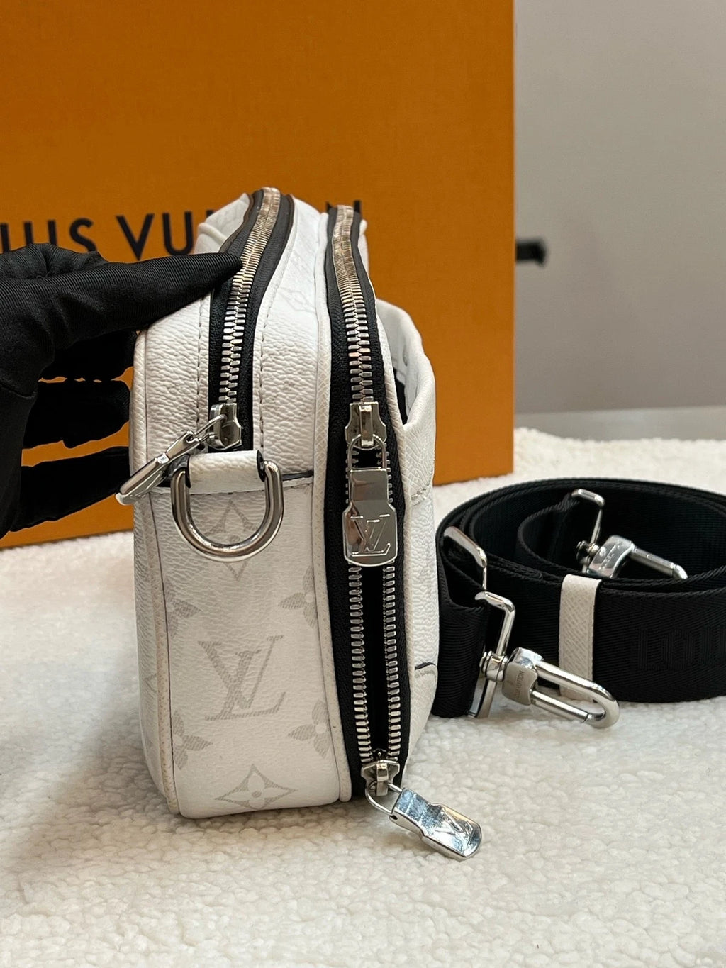 Louis Vuitton Women's Canvas Leather Messenger Crossbody Shoulder Bag