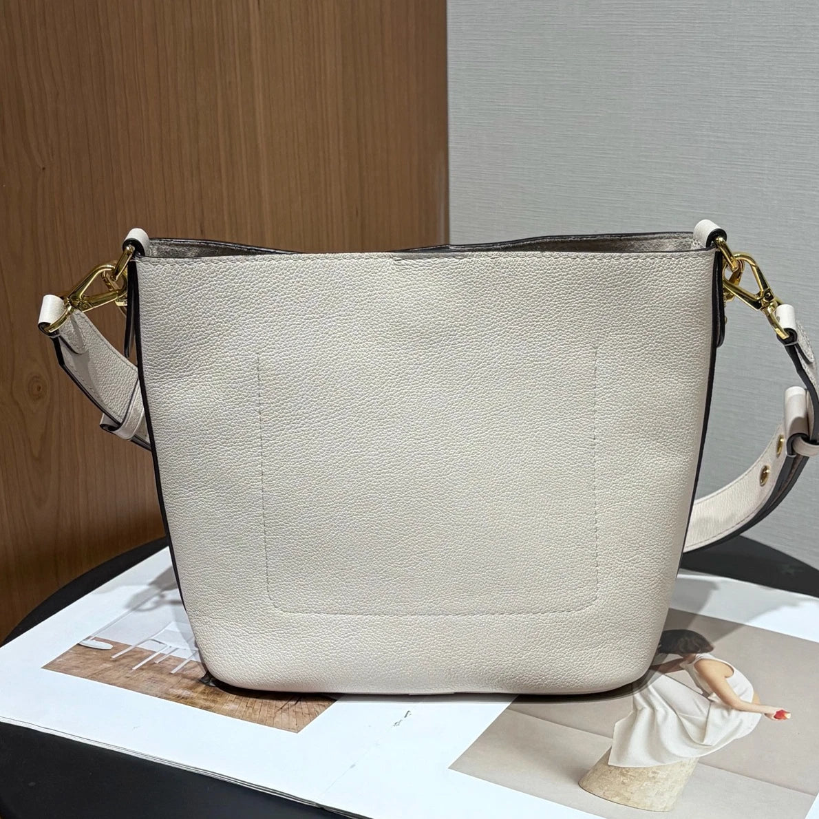 Chip Version Louis Vuitton Lock and Walk Calfskin White Bucket Shoulder Bag GHW
