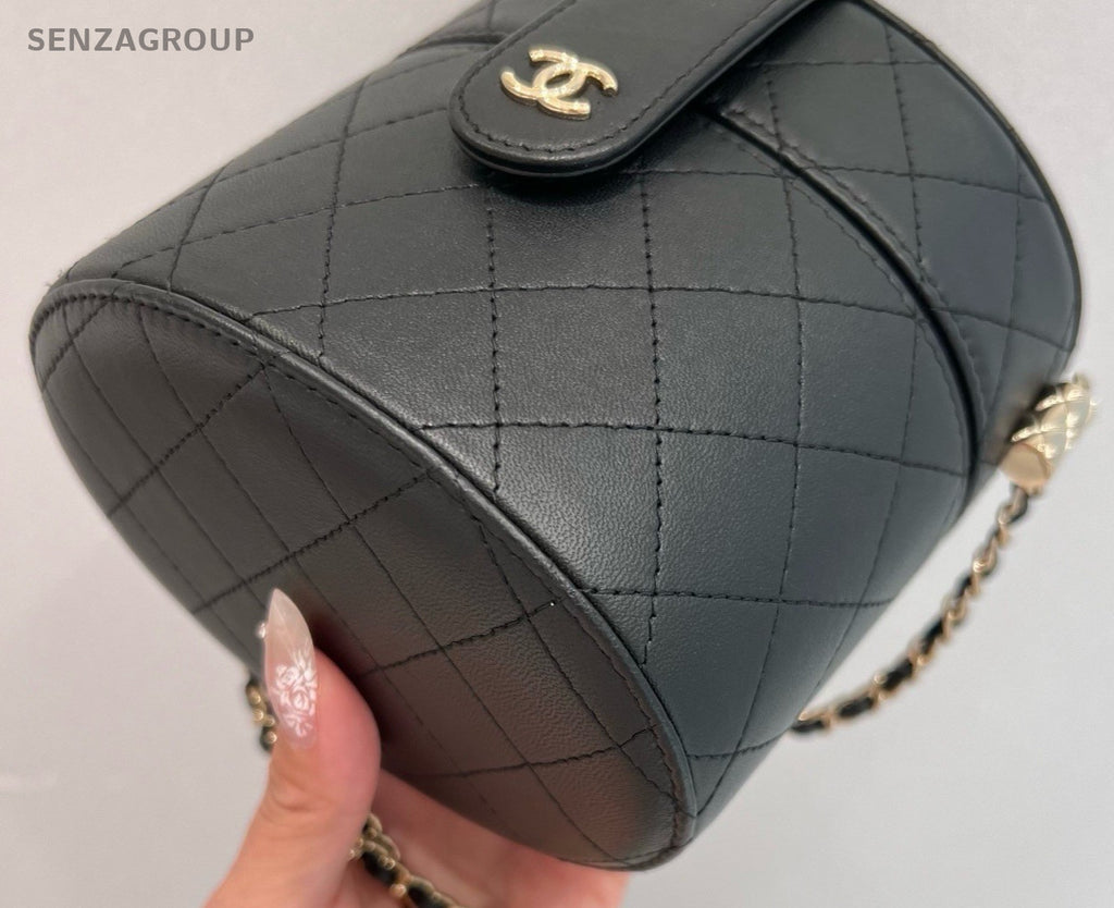 Chanel Diamond Chain Crossbody Black Gold Used Women Classic Fashion