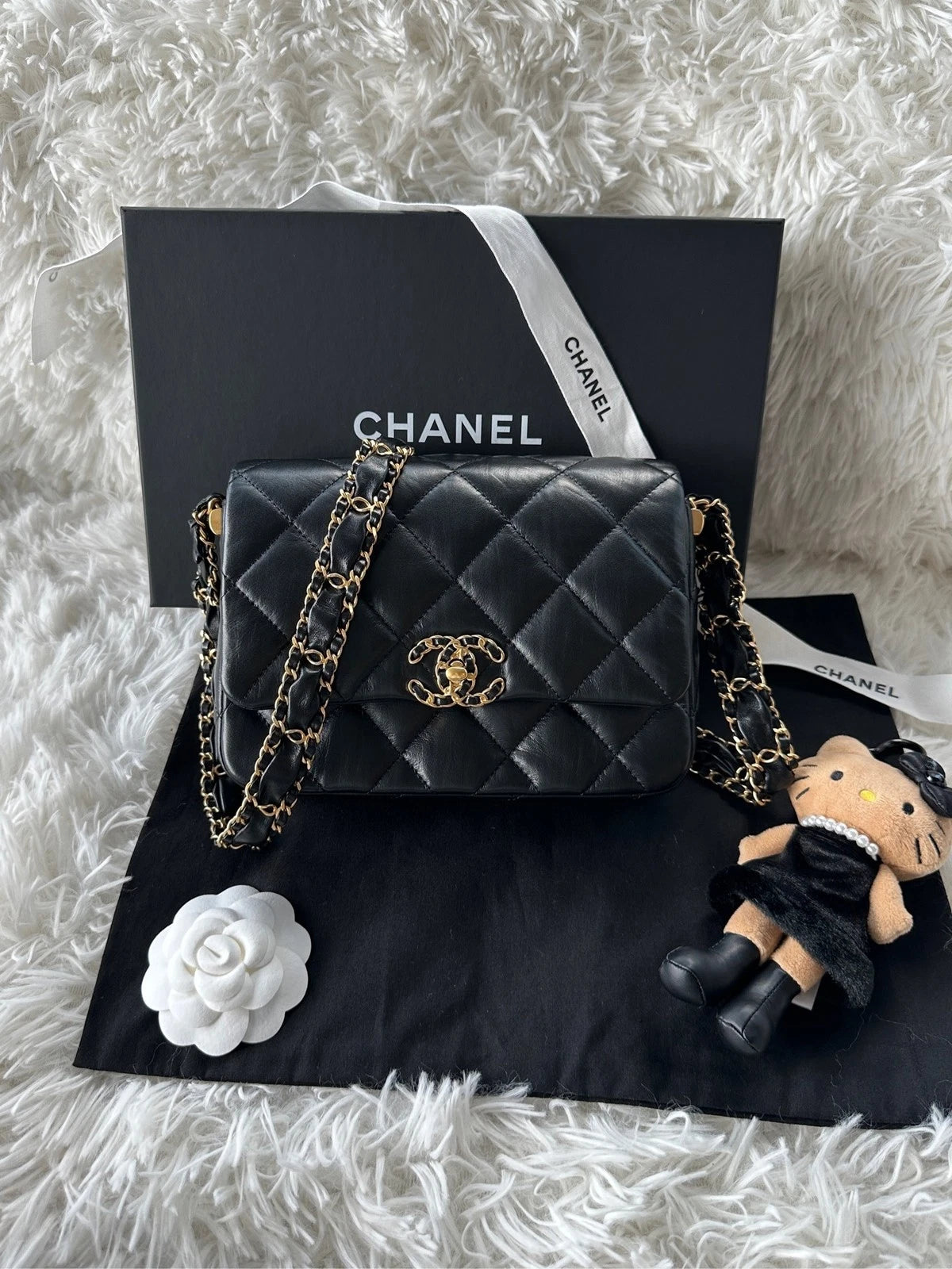 CHANEL 19Bag Black Gold Wrinkled Calfskin Shoulder Bag For Women